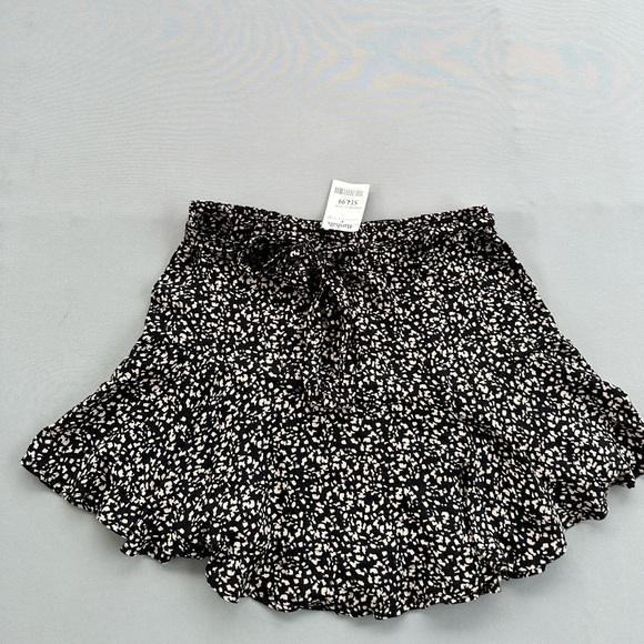 🎉5 for $45🎉 New Kirious shorts size M - Picture 2 of 10